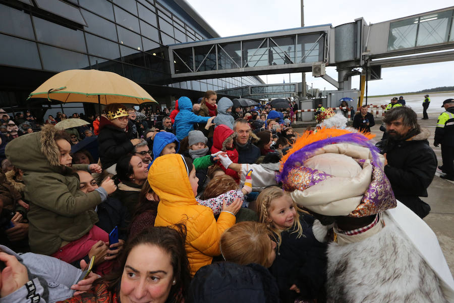 Los Reyes Magos aterrizan en el aeropuerto de Asturias