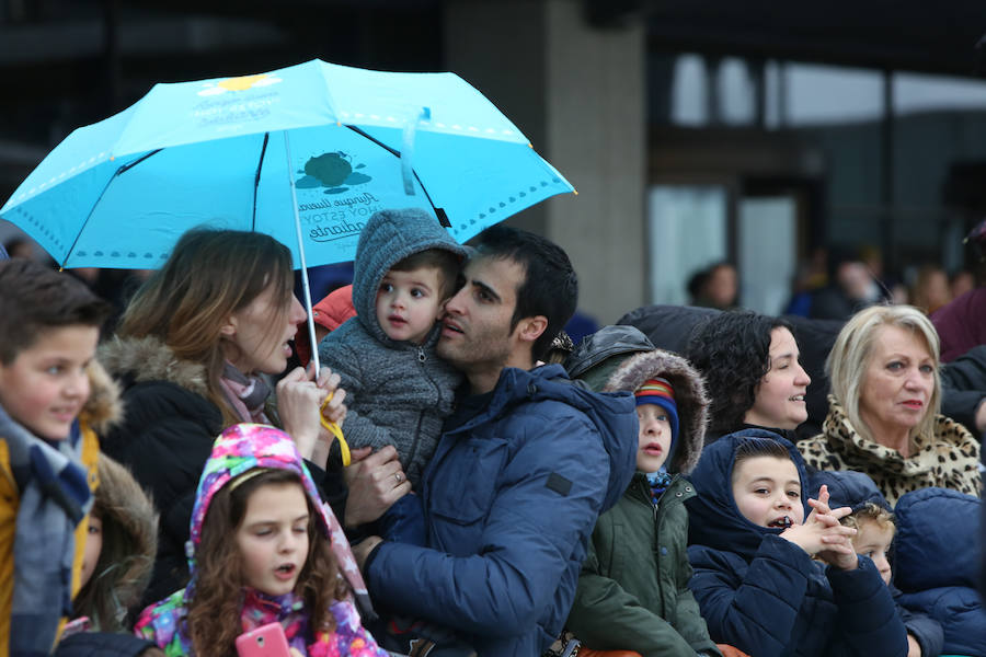 Los Reyes Magos aterrizan en el aeropuerto de Asturias
