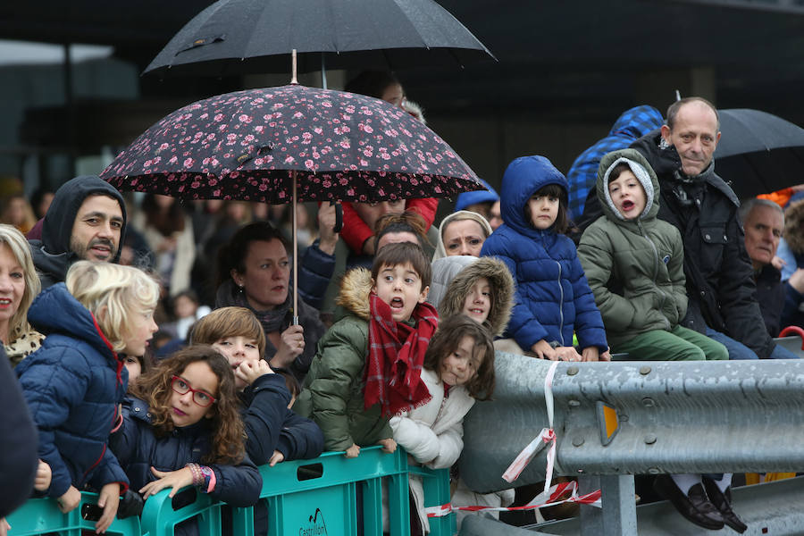 Los Reyes Magos aterrizan en el aeropuerto de Asturias