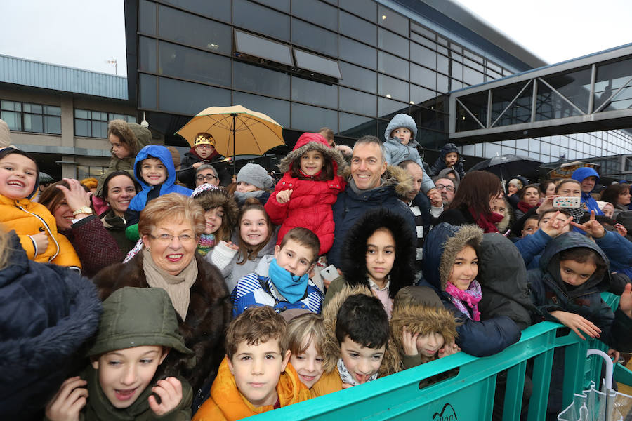 Los Reyes Magos aterrizan en el aeropuerto de Asturias