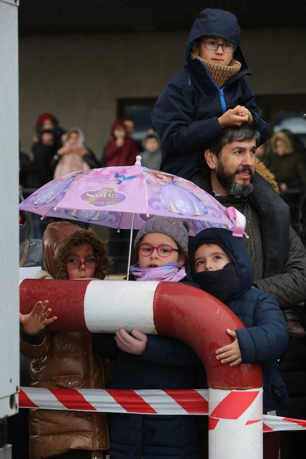Los Reyes Magos aterrizan en el aeropuerto de Asturias