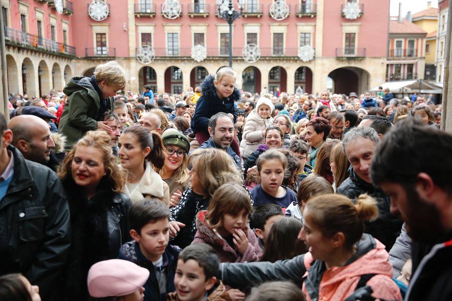 Cientos de personas han recibido a Melchor, Gaspar y Baltasar a su llegada a Gijón. Sus Majestades han recorrido el centro de la villa, desde el Acuario hasta la plaza del Marqués, donde les recibió la alcaldesa, Carmen Moriyón. Después han atendido las peticiones de los más pequeños en el Ayuntamiento