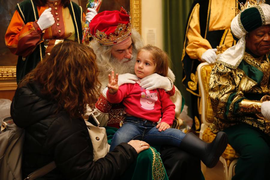 Cientos de personas han recibido a Melchor, Gaspar y Baltasar a su llegada a Gijón. Sus Majestades han recorrido el centro de la villa, desde el Acuario hasta la plaza del Marqués, donde les recibió la alcaldesa, Carmen Moriyón. Después han atendido las peticiones de los más pequeños en el Ayuntamiento