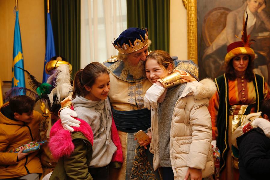 Cientos de personas han recibido a Melchor, Gaspar y Baltasar a su llegada a Gijón. Sus Majestades han recorrido el centro de la villa, desde el Acuario hasta la plaza del Marqués, donde les recibió la alcaldesa, Carmen Moriyón. Después han atendido las peticiones de los más pequeños en el Ayuntamiento
