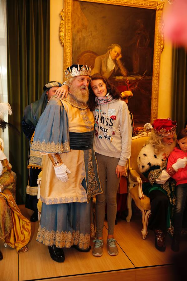 Cientos de personas han recibido a Melchor, Gaspar y Baltasar a su llegada a Gijón. Sus Majestades han recorrido el centro de la villa, desde el Acuario hasta la plaza del Marqués, donde les recibió la alcaldesa, Carmen Moriyón. Después han atendido las peticiones de los más pequeños en el Ayuntamiento