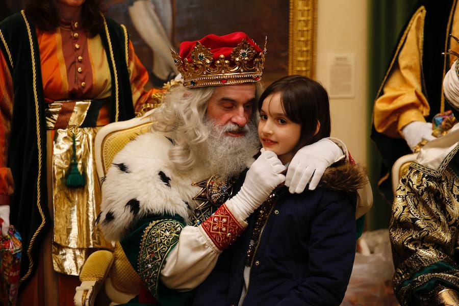 Cientos de personas han recibido a Melchor, Gaspar y Baltasar a su llegada a Gijón. Sus Majestades han recorrido el centro de la villa, desde el Acuario hasta la plaza del Marqués, donde les recibió la alcaldesa, Carmen Moriyón. Después han atendido las peticiones de los más pequeños en el Ayuntamiento