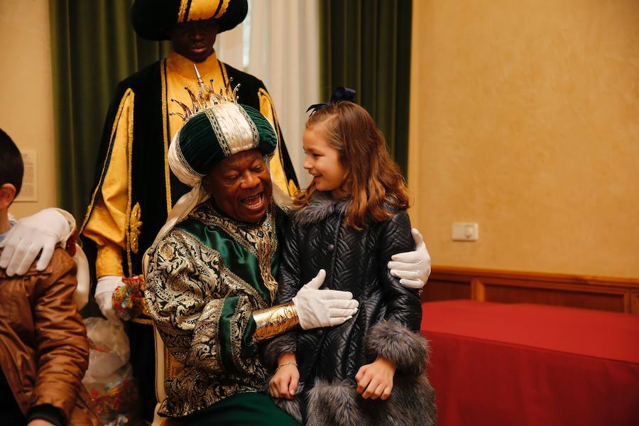 Cientos de personas han recibido a Melchor, Gaspar y Baltasar a su llegada a Gijón. Sus Majestades han recorrido el centro de la villa, desde el Acuario hasta la plaza del Marqués, donde les recibió la alcaldesa, Carmen Moriyón. Después han atendido las peticiones de los más pequeños en el Ayuntamiento