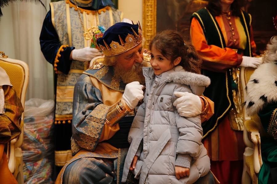 Cientos de personas han recibido a Melchor, Gaspar y Baltasar a su llegada a Gijón. Sus Majestades han recorrido el centro de la villa, desde el Acuario hasta la plaza del Marqués, donde les recibió la alcaldesa, Carmen Moriyón. Después han atendido las peticiones de los más pequeños en el Ayuntamiento