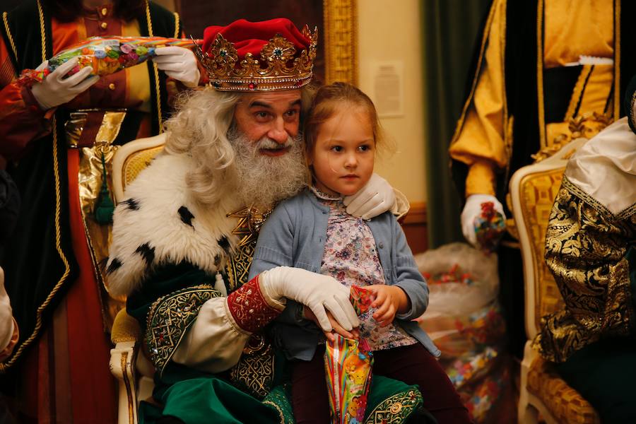 Cientos de personas han recibido a Melchor, Gaspar y Baltasar a su llegada a Gijón. Sus Majestades han recorrido el centro de la villa, desde el Acuario hasta la plaza del Marqués, donde les recibió la alcaldesa, Carmen Moriyón. Después han atendido las peticiones de los más pequeños en el Ayuntamiento
