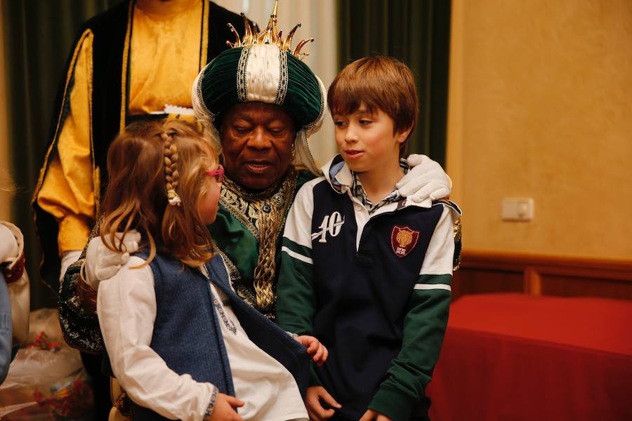 Cientos de personas han recibido a Melchor, Gaspar y Baltasar a su llegada a Gijón. Sus Majestades han recorrido el centro de la villa, desde el Acuario hasta la plaza del Marqués, donde les recibió la alcaldesa, Carmen Moriyón. Después han atendido las peticiones de los más pequeños en el Ayuntamiento