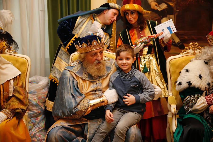 Cientos de personas han recibido a Melchor, Gaspar y Baltasar a su llegada a Gijón. Sus Majestades han recorrido el centro de la villa, desde el Acuario hasta la plaza del Marqués, donde les recibió la alcaldesa, Carmen Moriyón. Después han atendido las peticiones de los más pequeños en el Ayuntamiento