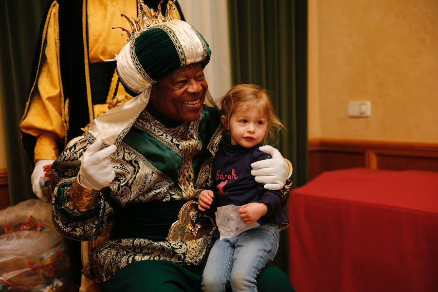 Cientos de personas han recibido a Melchor, Gaspar y Baltasar a su llegada a Gijón. Sus Majestades han recorrido el centro de la villa, desde el Acuario hasta la plaza del Marqués, donde les recibió la alcaldesa, Carmen Moriyón. Después han atendido las peticiones de los más pequeños en el Ayuntamiento
