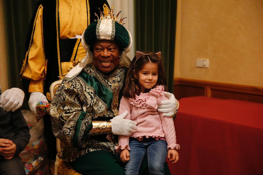 Cientos de personas han recibido a Melchor, Gaspar y Baltasar a su llegada a Gijón. Sus Majestades han recorrido el centro de la villa, desde el Acuario hasta la plaza del Marqués, donde les recibió la alcaldesa, Carmen Moriyón. Después han atendido las peticiones de los más pequeños en el Ayuntamiento