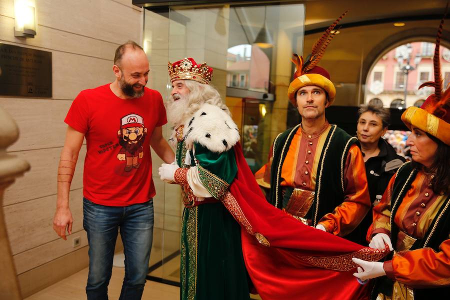 Cientos de personas han recibido a Melchor, Gaspar y Baltasar a su llegada a Gijón. Sus Majestades han recorrido el centro de la villa, desde el Acuario hasta la plaza del Marqués, donde les recibió la alcaldesa, Carmen Moriyón. Después han atendido las peticiones de los más pequeños en el Ayuntamiento