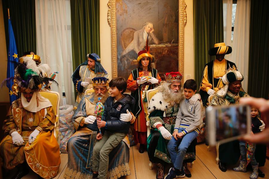Cientos de personas han recibido a Melchor, Gaspar y Baltasar a su llegada a Gijón. Sus Majestades han recorrido el centro de la villa, desde el Acuario hasta la plaza del Marqués, donde les recibió la alcaldesa, Carmen Moriyón. Después han atendido las peticiones de los más pequeños en el Ayuntamiento