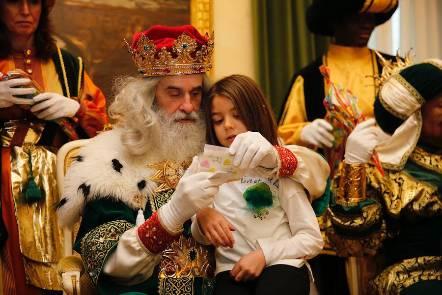 Cientos de personas han recibido a Melchor, Gaspar y Baltasar a su llegada a Gijón. Sus Majestades han recorrido el centro de la villa, desde el Acuario hasta la plaza del Marqués, donde les recibió la alcaldesa, Carmen Moriyón. Después han atendido las peticiones de los más pequeños en el Ayuntamiento