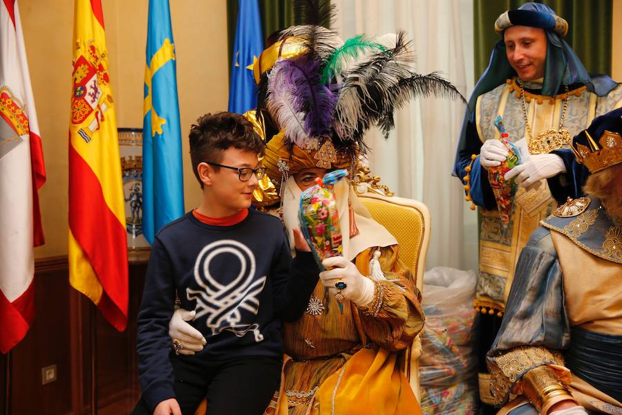 Cientos de personas han recibido a Melchor, Gaspar y Baltasar a su llegada a Gijón. Sus Majestades han recorrido el centro de la villa, desde el Acuario hasta la plaza del Marqués, donde les recibió la alcaldesa, Carmen Moriyón. Después han atendido las peticiones de los más pequeños en el Ayuntamiento
