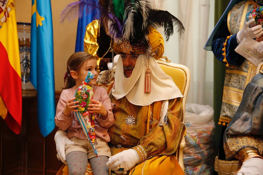 Cientos de personas han recibido a Melchor, Gaspar y Baltasar a su llegada a Gijón. Sus Majestades han recorrido el centro de la villa, desde el Acuario hasta la plaza del Marqués, donde les recibió la alcaldesa, Carmen Moriyón. Después han atendido las peticiones de los más pequeños en el Ayuntamiento