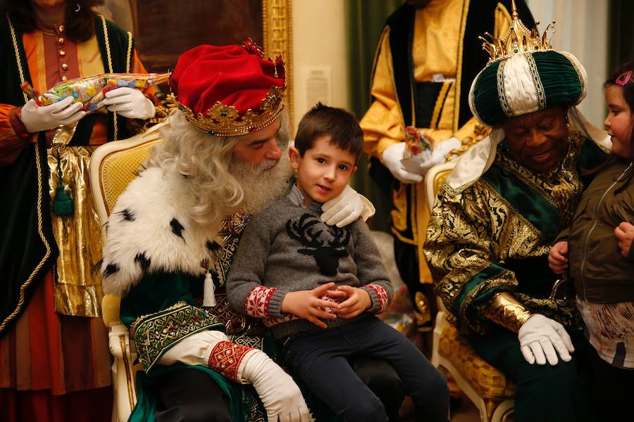 Cientos de personas han recibido a Melchor, Gaspar y Baltasar a su llegada a Gijón. Sus Majestades han recorrido el centro de la villa, desde el Acuario hasta la plaza del Marqués, donde les recibió la alcaldesa, Carmen Moriyón. Después han atendido las peticiones de los más pequeños en el Ayuntamiento