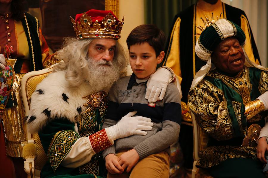 Cientos de personas han recibido a Melchor, Gaspar y Baltasar a su llegada a Gijón. Sus Majestades han recorrido el centro de la villa, desde el Acuario hasta la plaza del Marqués, donde les recibió la alcaldesa, Carmen Moriyón. Después han atendido las peticiones de los más pequeños en el Ayuntamiento