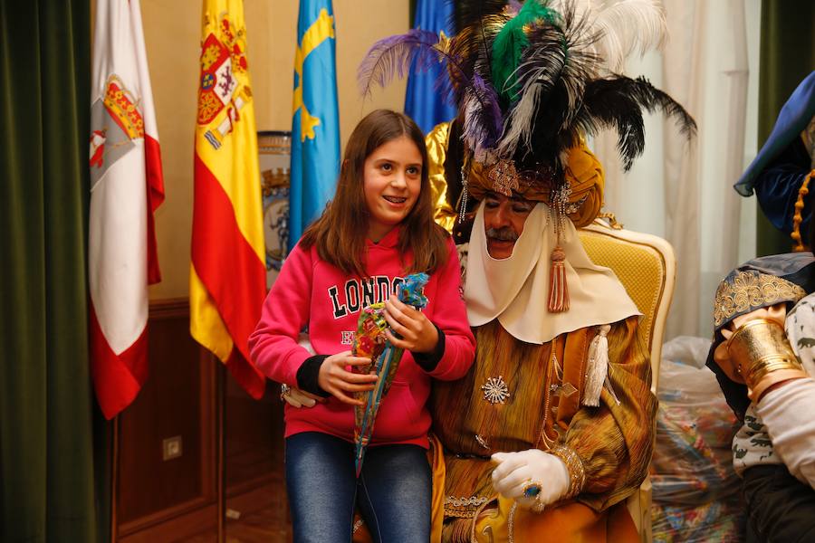 Cientos de personas han recibido a Melchor, Gaspar y Baltasar a su llegada a Gijón. Sus Majestades han recorrido el centro de la villa, desde el Acuario hasta la plaza del Marqués, donde les recibió la alcaldesa, Carmen Moriyón. Después han atendido las peticiones de los más pequeños en el Ayuntamiento