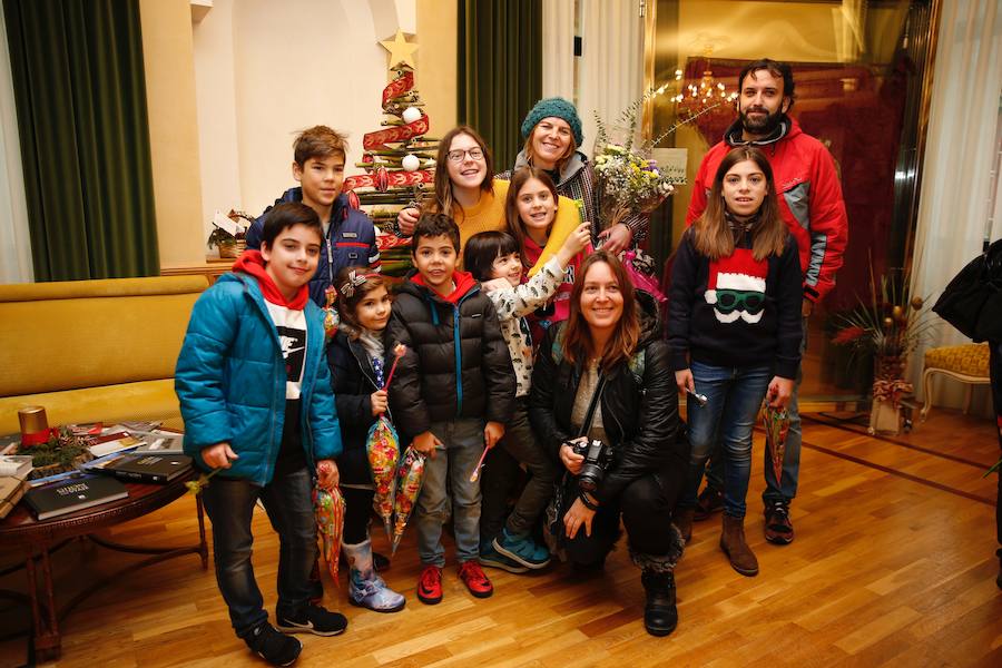Cientos de personas han recibido a Melchor, Gaspar y Baltasar a su llegada a Gijón. Sus Majestades han recorrido el centro de la villa, desde el Acuario hasta la plaza del Marqués, donde les recibió la alcaldesa, Carmen Moriyón. Después han atendido las peticiones de los más pequeños en el Ayuntamiento