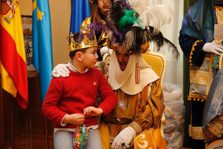Cientos de personas han recibido a Melchor, Gaspar y Baltasar a su llegada a Gijón. Sus Majestades han recorrido el centro de la villa, desde el Acuario hasta la plaza del Marqués, donde les recibió la alcaldesa, Carmen Moriyón. Después han atendido las peticiones de los más pequeños en el Ayuntamiento