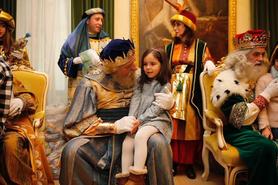 Cientos de personas han recibido a Melchor, Gaspar y Baltasar a su llegada a Gijón. Sus Majestades han recorrido el centro de la villa, desde el Acuario hasta la plaza del Marqués, donde les recibió la alcaldesa, Carmen Moriyón. Después han atendido las peticiones de los más pequeños en el Ayuntamiento