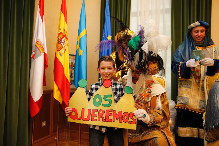 Cientos de personas han recibido a Melchor, Gaspar y Baltasar a su llegada a Gijón. Sus Majestades han recorrido el centro de la villa, desde el Acuario hasta la plaza del Marqués, donde les recibió la alcaldesa, Carmen Moriyón. Después han atendido las peticiones de los más pequeños en el Ayuntamiento