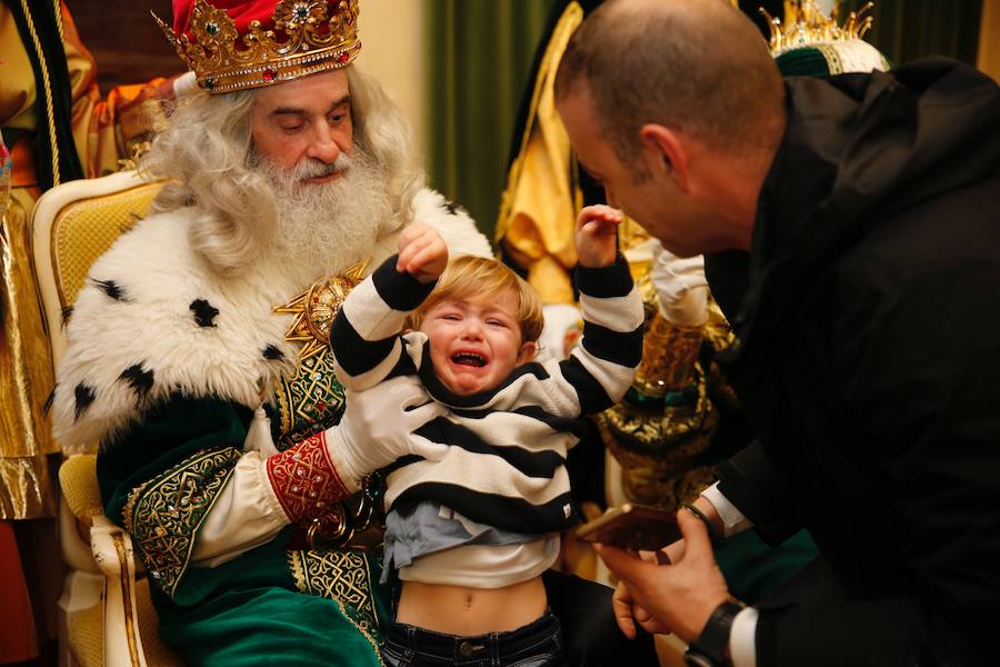 Cientos de personas han recibido a Melchor, Gaspar y Baltasar a su llegada a Gijón. Sus Majestades han recorrido el centro de la villa, desde el Acuario hasta la plaza del Marqués, donde les recibió la alcaldesa, Carmen Moriyón. Después han atendido las peticiones de los más pequeños en el Ayuntamiento