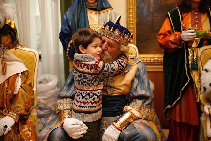 Cientos de personas han recibido a Melchor, Gaspar y Baltasar a su llegada a Gijón. Sus Majestades han recorrido el centro de la villa, desde el Acuario hasta la plaza del Marqués, donde les recibió la alcaldesa, Carmen Moriyón. Después han atendido las peticiones de los más pequeños en el Ayuntamiento