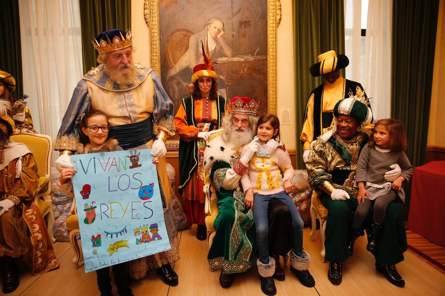 Cientos de personas han recibido a Melchor, Gaspar y Baltasar a su llegada a Gijón. Sus Majestades han recorrido el centro de la villa, desde el Acuario hasta la plaza del Marqués, donde les recibió la alcaldesa, Carmen Moriyón. Después han atendido las peticiones de los más pequeños en el Ayuntamiento