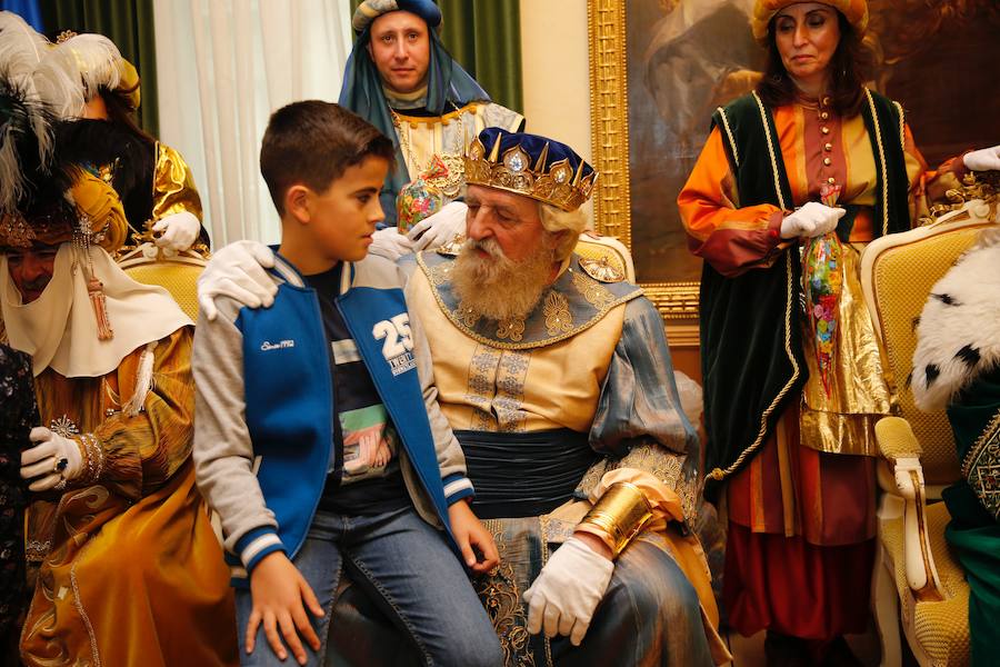 Cientos de personas han recibido a Melchor, Gaspar y Baltasar a su llegada a Gijón. Sus Majestades han recorrido el centro de la villa, desde el Acuario hasta la plaza del Marqués, donde les recibió la alcaldesa, Carmen Moriyón. Después han atendido las peticiones de los más pequeños en el Ayuntamiento