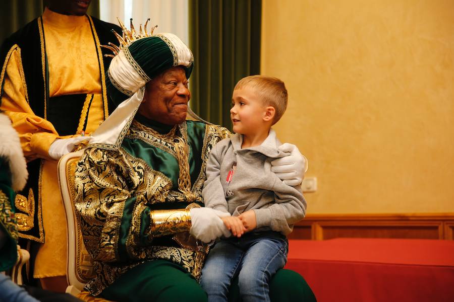 Cientos de personas han recibido a Melchor, Gaspar y Baltasar a su llegada a Gijón. Sus Majestades han recorrido el centro de la villa, desde el Acuario hasta la plaza del Marqués, donde les recibió la alcaldesa, Carmen Moriyón. Después han atendido las peticiones de los más pequeños en el Ayuntamiento