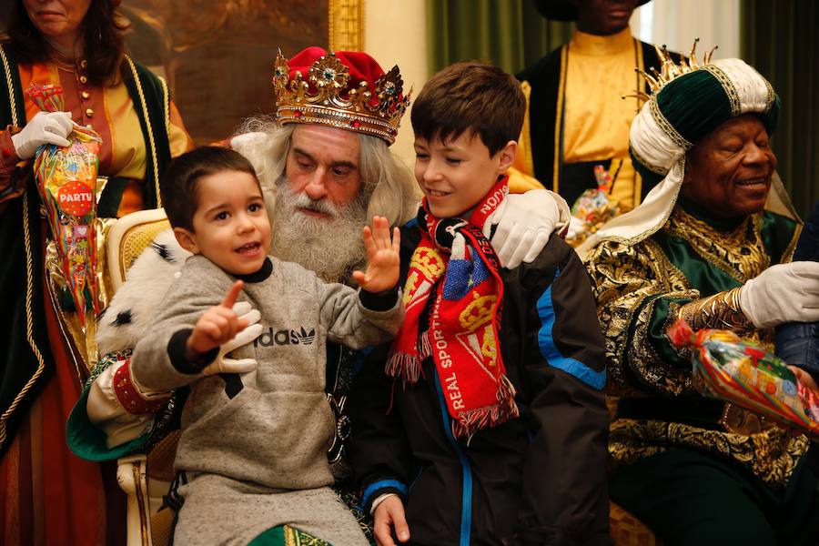Cientos de personas han recibido a Melchor, Gaspar y Baltasar a su llegada a Gijón. Sus Majestades han recorrido el centro de la villa, desde el Acuario hasta la plaza del Marqués, donde les recibió la alcaldesa, Carmen Moriyón. Después han atendido las peticiones de los más pequeños en el Ayuntamiento