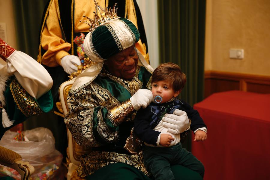 Cientos de personas han recibido a Melchor, Gaspar y Baltasar a su llegada a Gijón. Sus Majestades han recorrido el centro de la villa, desde el Acuario hasta la plaza del Marqués, donde les recibió la alcaldesa, Carmen Moriyón. Después han atendido las peticiones de los más pequeños en el Ayuntamiento