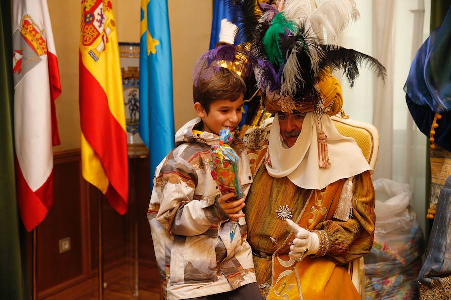 Cientos de personas han recibido a Melchor, Gaspar y Baltasar a su llegada a Gijón. Sus Majestades han recorrido el centro de la villa, desde el Acuario hasta la plaza del Marqués, donde les recibió la alcaldesa, Carmen Moriyón. Después han atendido las peticiones de los más pequeños en el Ayuntamiento