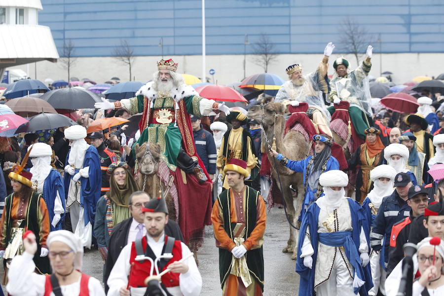 Cientos de personas han recibido a Melchor, Gaspar y Baltasar a su llegada a Gijón. Sus Majestades han recorrido el centro de la villa, desde el Acuario hasta la plaza del Marqués, donde les recibió la alcaldesa, Carmen Moriyón. 