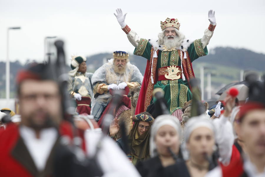 Cientos de personas han recibido a Melchor, Gaspar y Baltasar a su llegada a Gijón. Sus Majestades han recorrido el centro de la villa, desde el Acuario hasta la plaza del Marqués, donde les recibió la alcaldesa, Carmen Moriyón. 