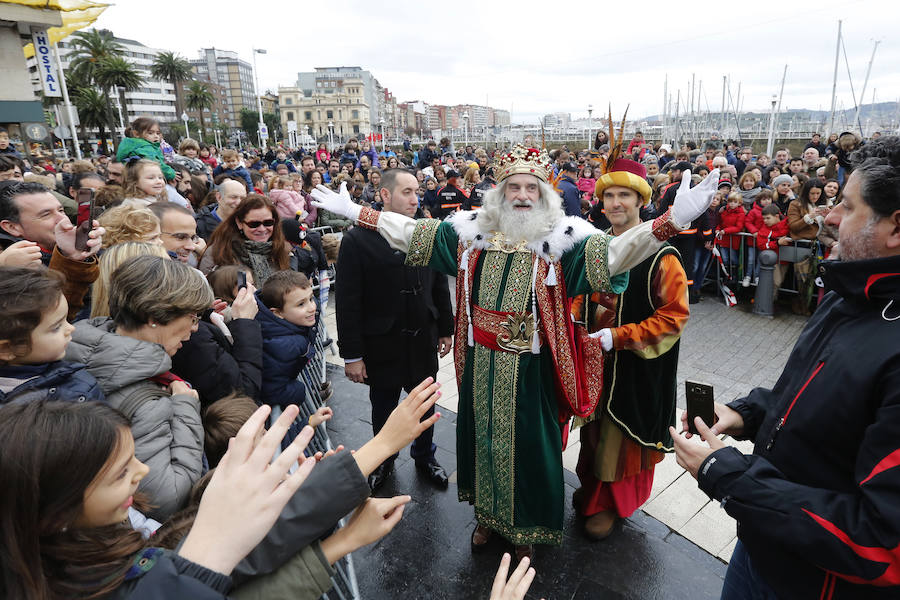 Cientos de personas han recibido a Melchor, Gaspar y Baltasar a su llegada a Gijón. Sus Majestades han recorrido el centro de la villa, desde el Acuario hasta la plaza del Marqués, donde les recibió la alcaldesa, Carmen Moriyón. 