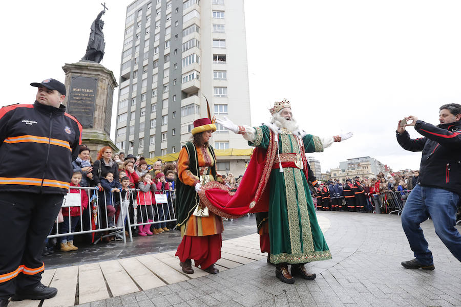 Cientos de personas han recibido a Melchor, Gaspar y Baltasar a su llegada a Gijón. Sus Majestades han recorrido el centro de la villa, desde el Acuario hasta la plaza del Marqués, donde les recibió la alcaldesa, Carmen Moriyón. 