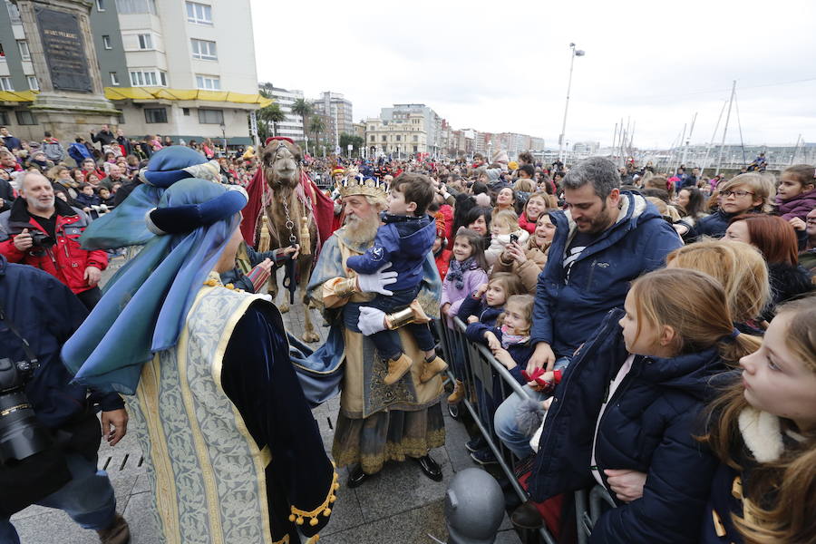 Cientos de personas han recibido a Melchor, Gaspar y Baltasar a su llegada a Gijón. Sus Majestades han recorrido el centro de la villa, desde el Acuario hasta la plaza del Marqués, donde les recibió la alcaldesa, Carmen Moriyón. 