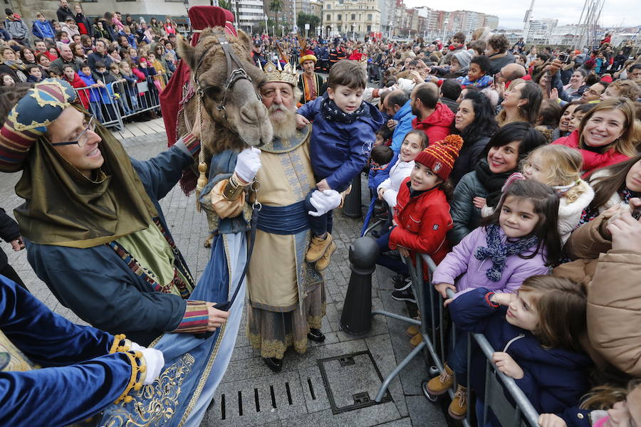 Cientos de personas han recibido a Melchor, Gaspar y Baltasar a su llegada a Gijón. Sus Majestades han recorrido el centro de la villa, desde el Acuario hasta la plaza del Marqués, donde les recibió la alcaldesa, Carmen Moriyón. 