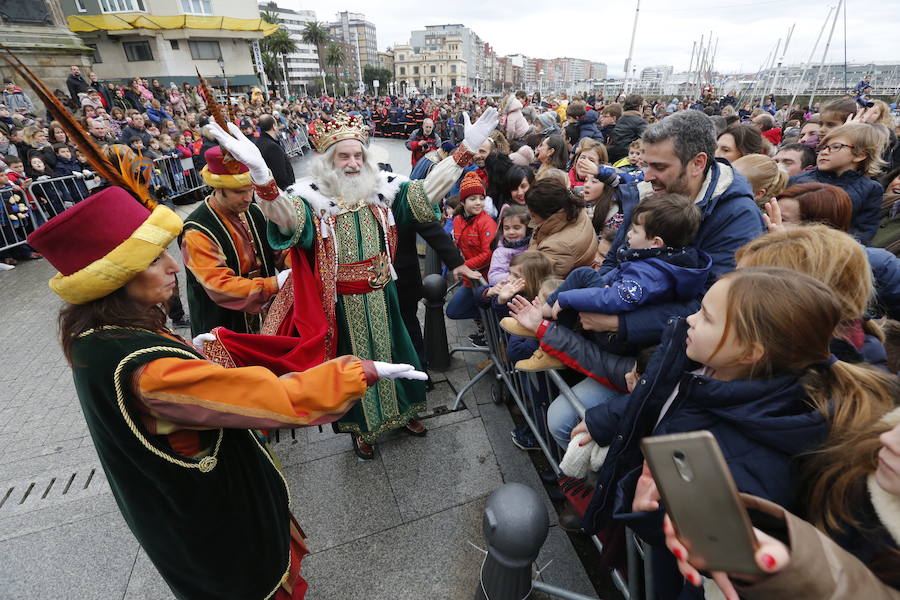 Cientos de personas han recibido a Melchor, Gaspar y Baltasar a su llegada a Gijón. Sus Majestades han recorrido el centro de la villa, desde el Acuario hasta la plaza del Marqués, donde les recibió la alcaldesa, Carmen Moriyón. 