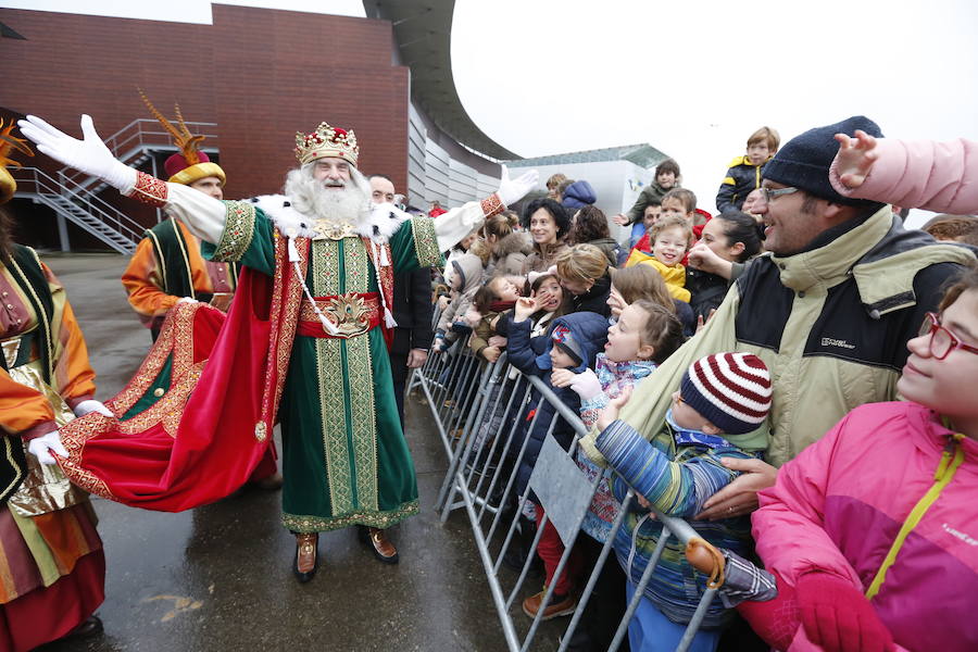 Cientos de personas han recibido a Melchor, Gaspar y Baltasar a su llegada a Gijón. Sus Majestades han recorrido el centro de la villa, desde el Acuario hasta la plaza del Marqués, donde les recibió la alcaldesa, Carmen Moriyón. 