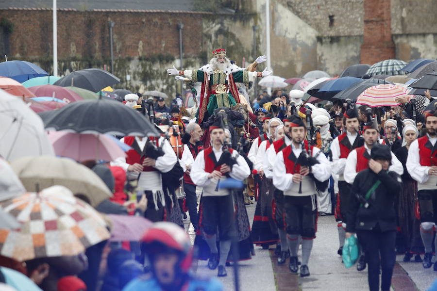 Cientos de personas han recibido a Melchor, Gaspar y Baltasar a su llegada a Gijón. Sus Majestades han recorrido el centro de la villa, desde el Acuario hasta la plaza del Marqués, donde les recibió la alcaldesa, Carmen Moriyón. 
