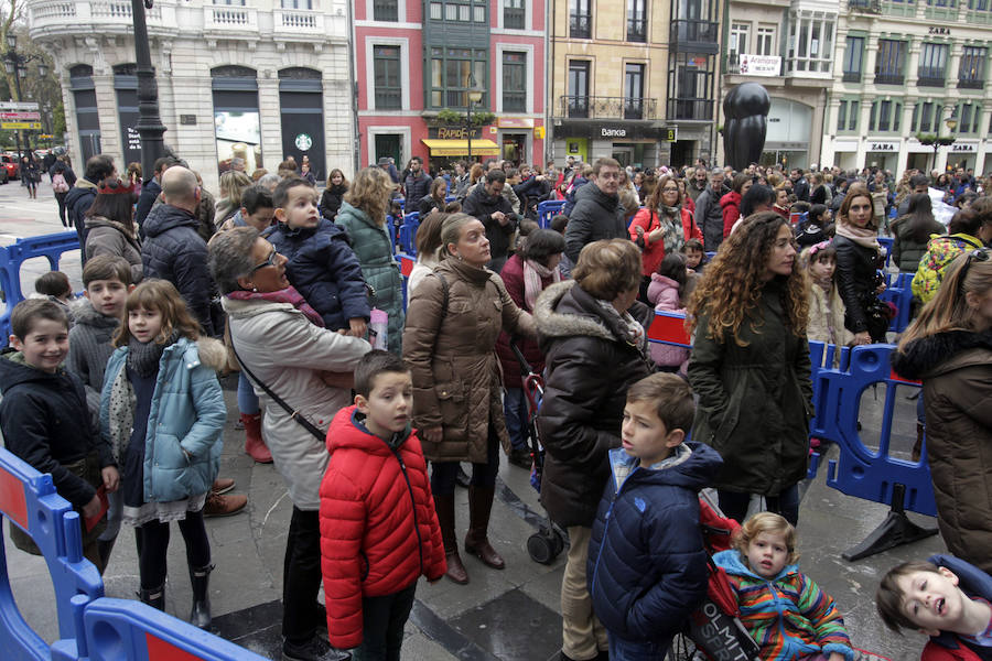 Los Reyes Magos han llegado ya a Oviedo, donde han compartido un brindis con representantes municipales y han recogido los últimos deseos de los más pequeños.