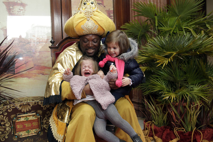 Los Reyes Magos han llegado ya a Oviedo, donde han compartido un brindis con representantes municipales y han recogido los últimos deseos de los más pequeños.