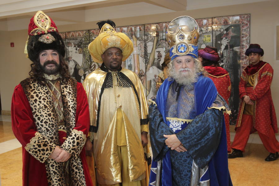 Los Reyes Magos han llegado ya a Oviedo, donde han compartido un brindis con representantes municipales y han recogido los últimos deseos de los más pequeños.