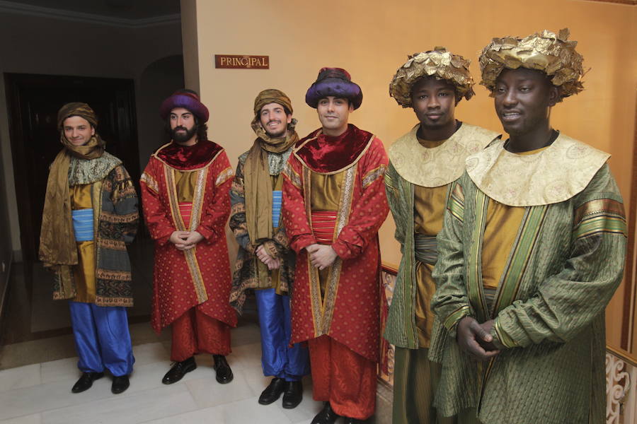 Los Reyes Magos han llegado ya a Oviedo, donde han compartido un brindis con representantes municipales y han recogido los últimos deseos de los más pequeños.